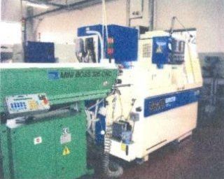 Una macchina è posizionata in una stanza di una fabbrica.