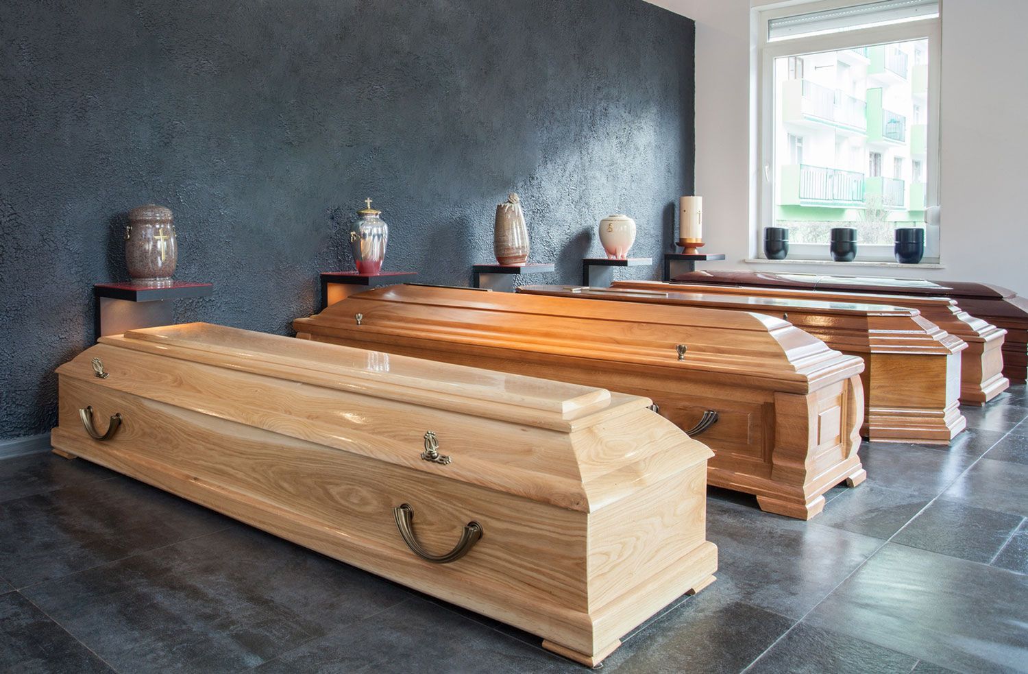 esposizione di cofani funebri e urne cinerarie