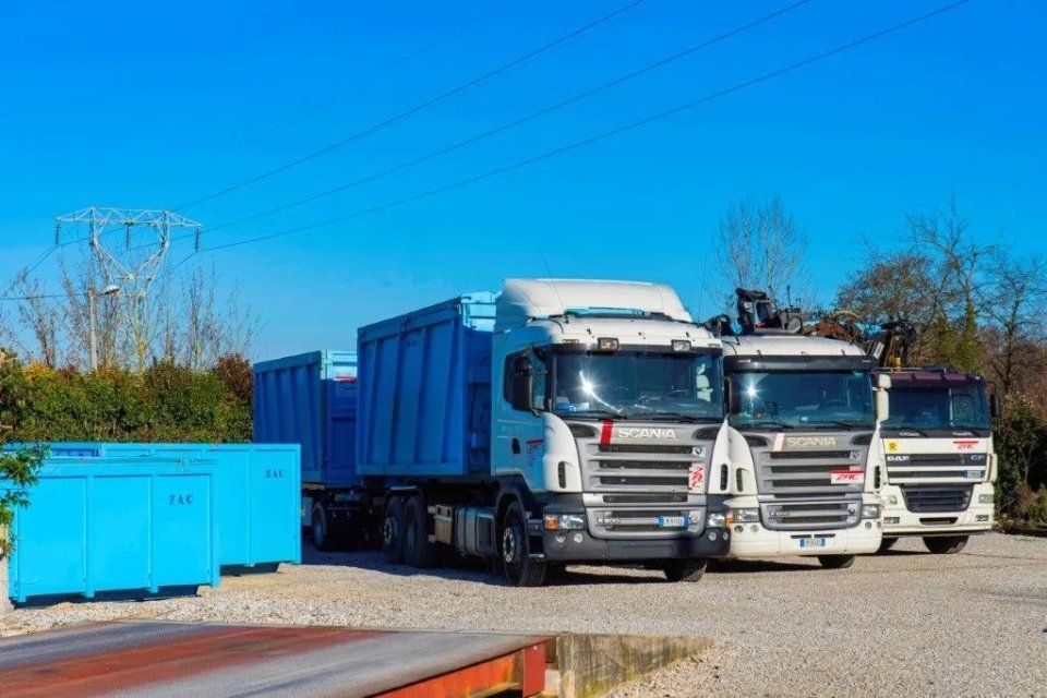 Mezzi per il trasporto di rifiuti speciali