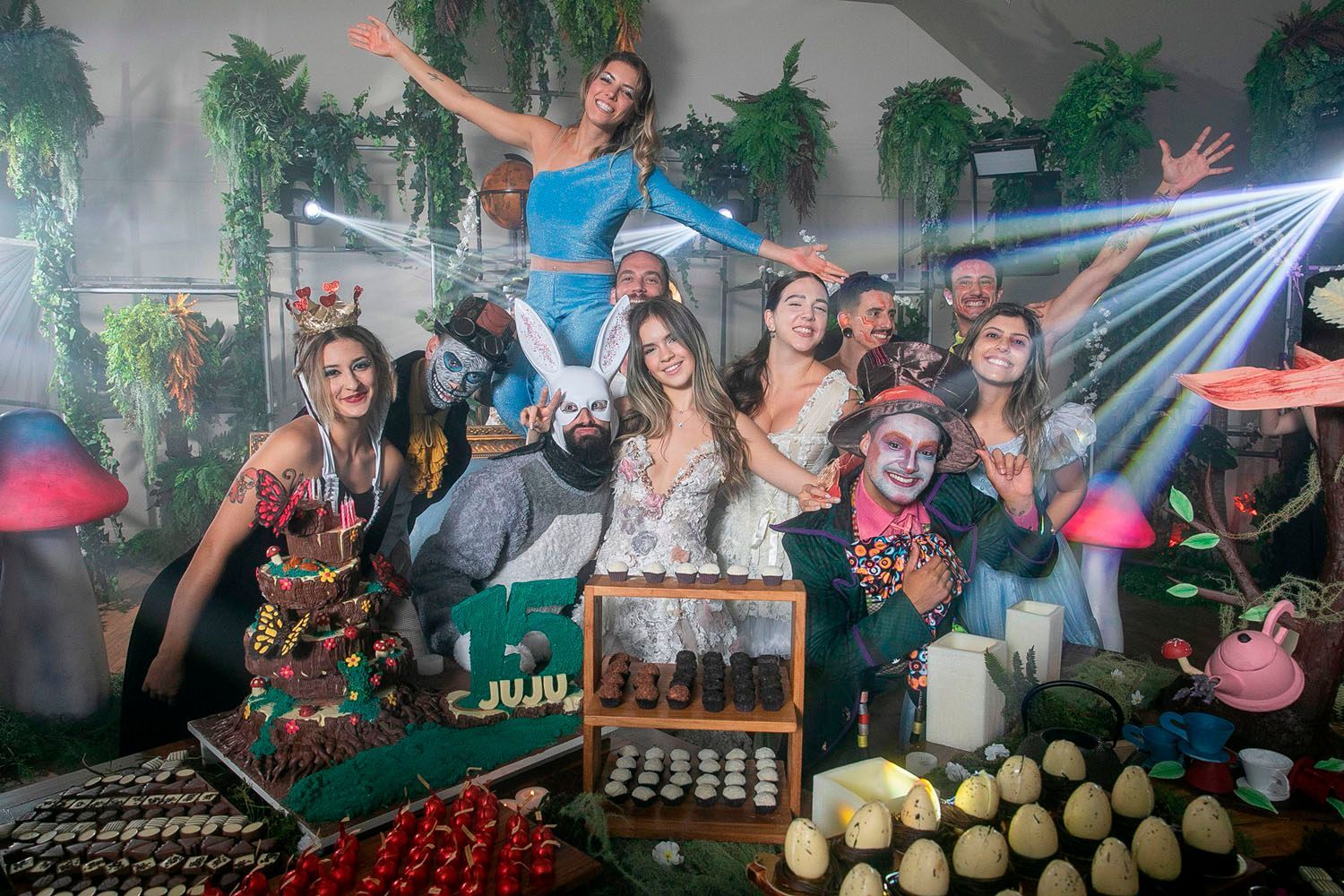 Um grupo de pessoas está posando para uma foto em uma festa.