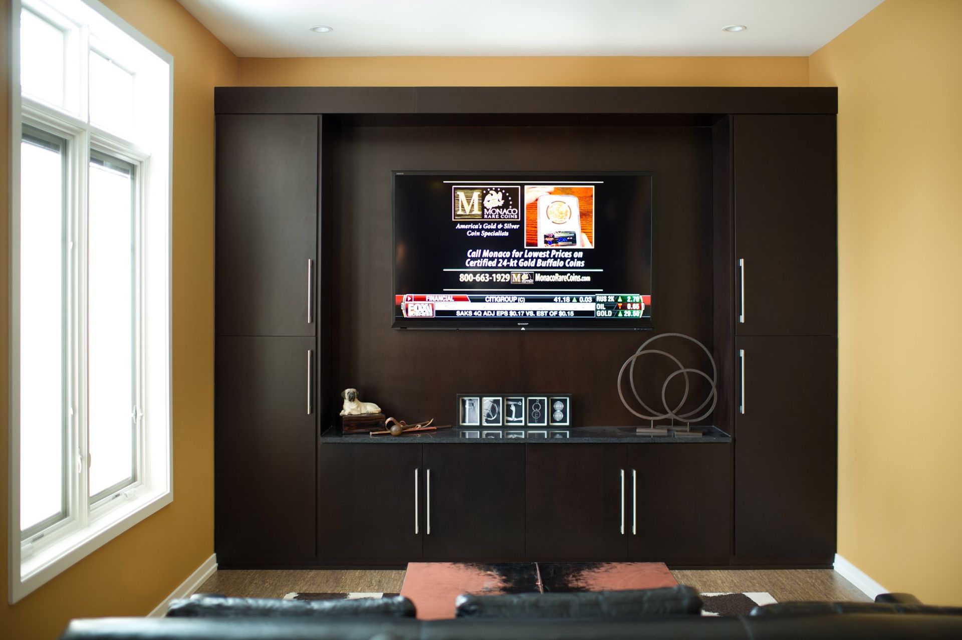 A living room with a flat screen tv on the wall