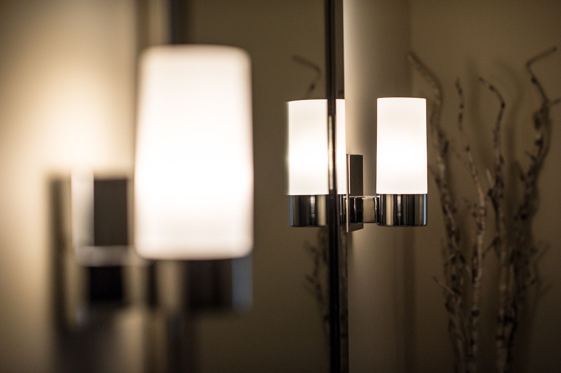 A lamp is sitting in front of a mirror in a room.