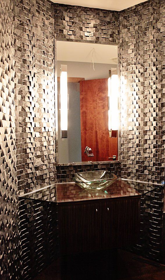 A bathroom with a sink and a mirror.