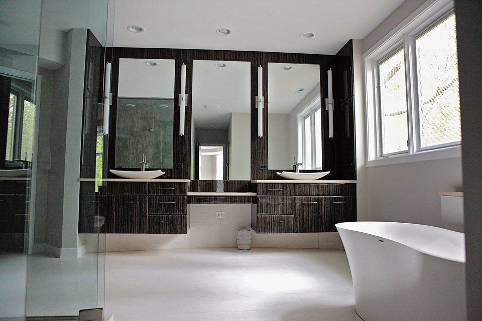 A bathroom with two sinks and a bathtub