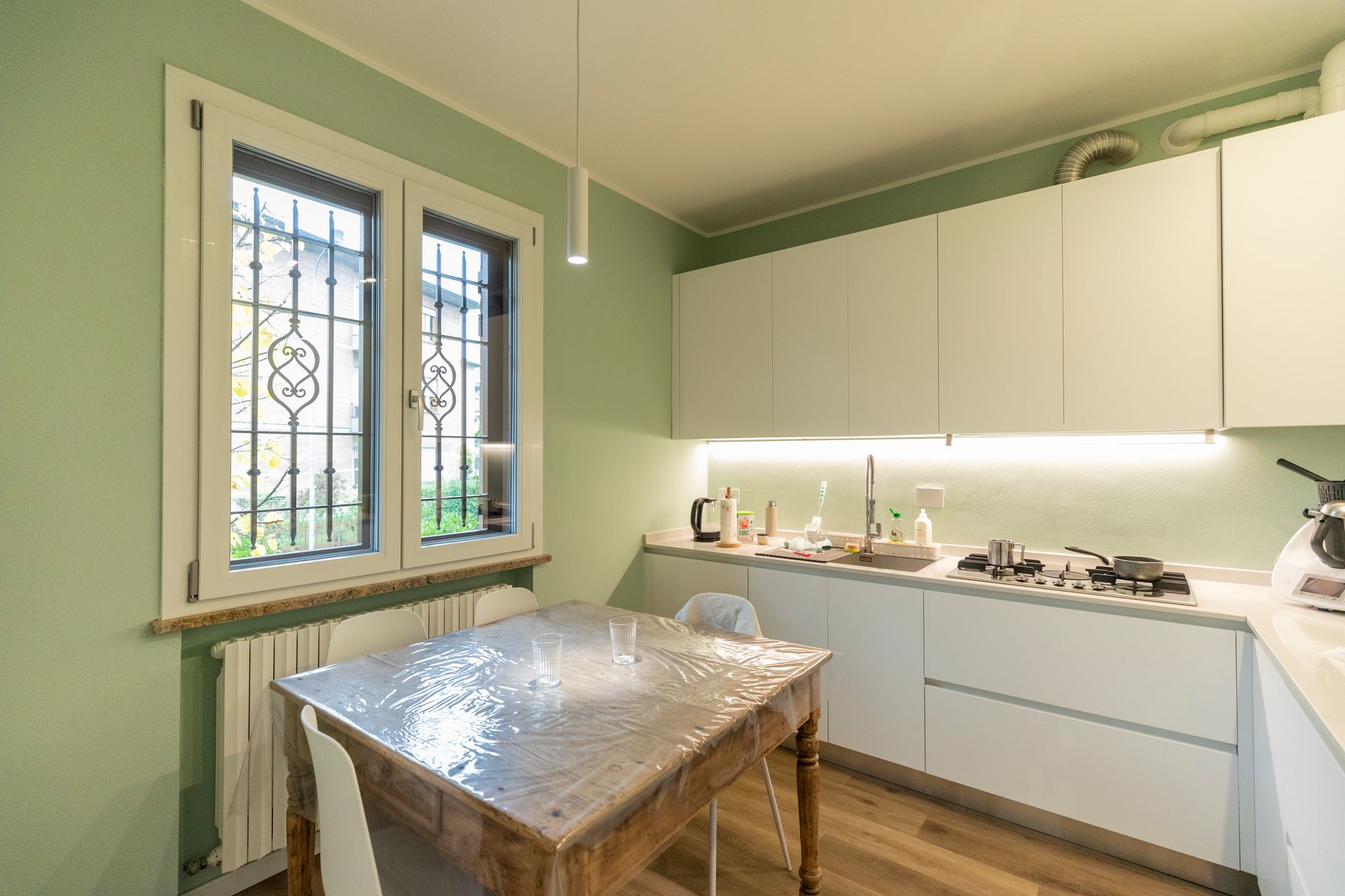 ambiente cucina con finestra pvc