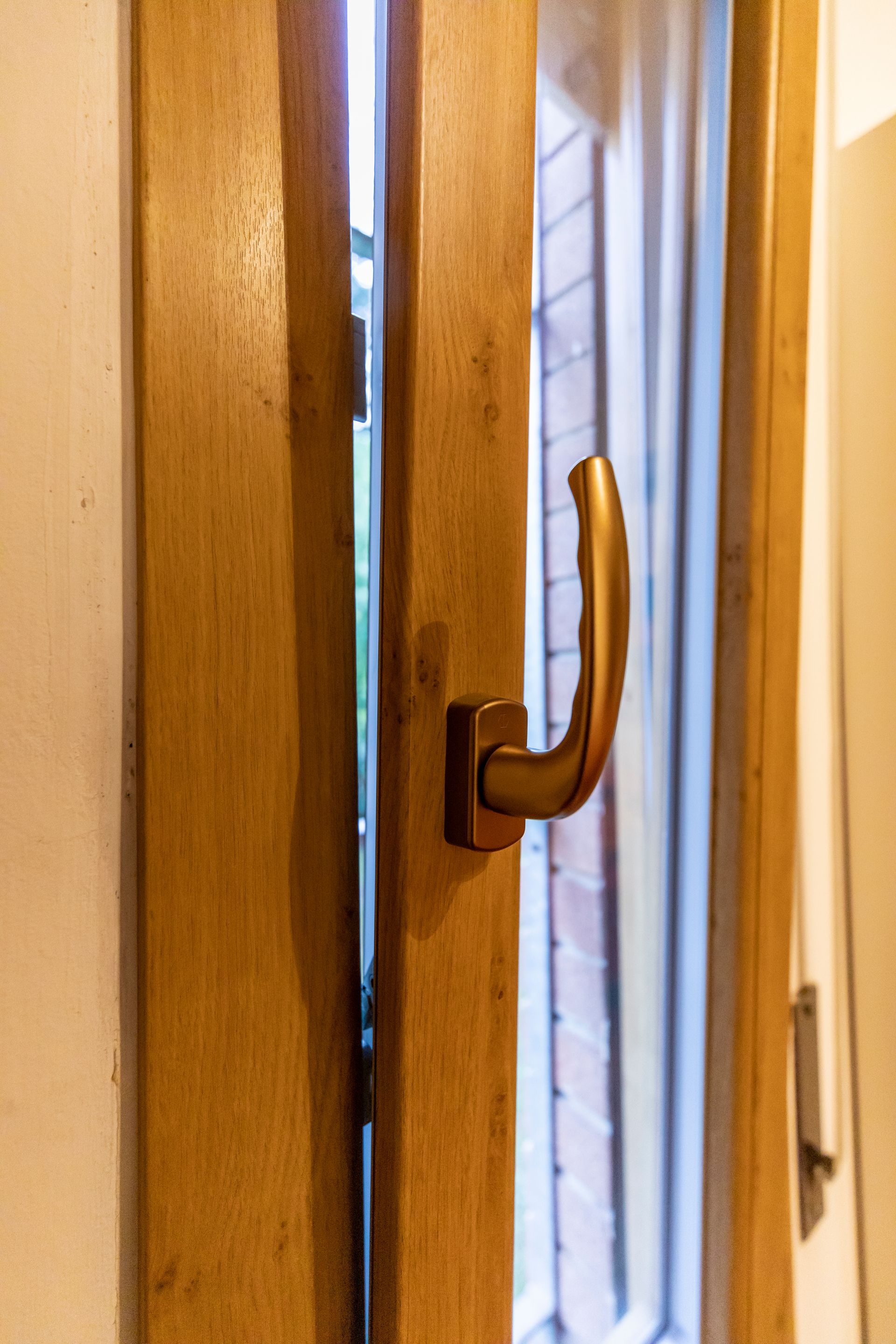 dettaglio sulla maniglia della finestra aperta