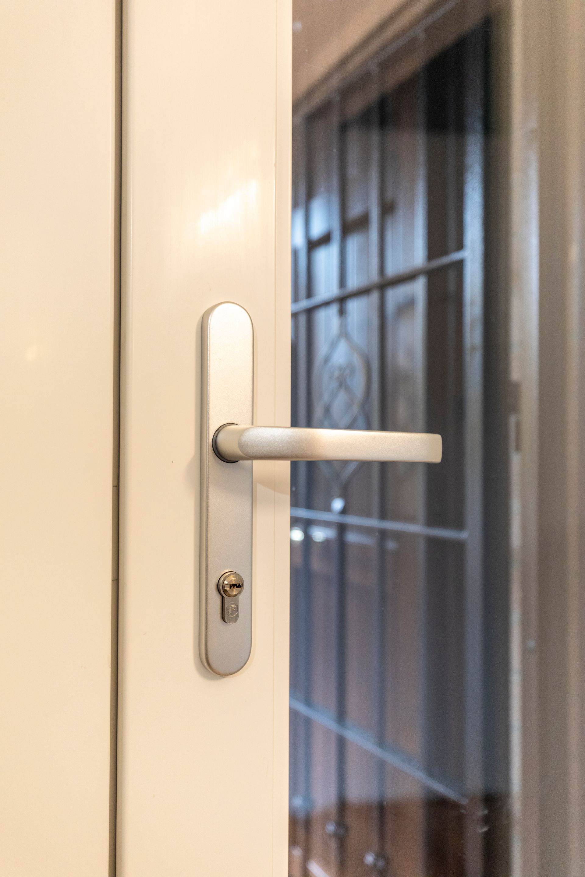 dettaglio maniglia porta finestre con grata