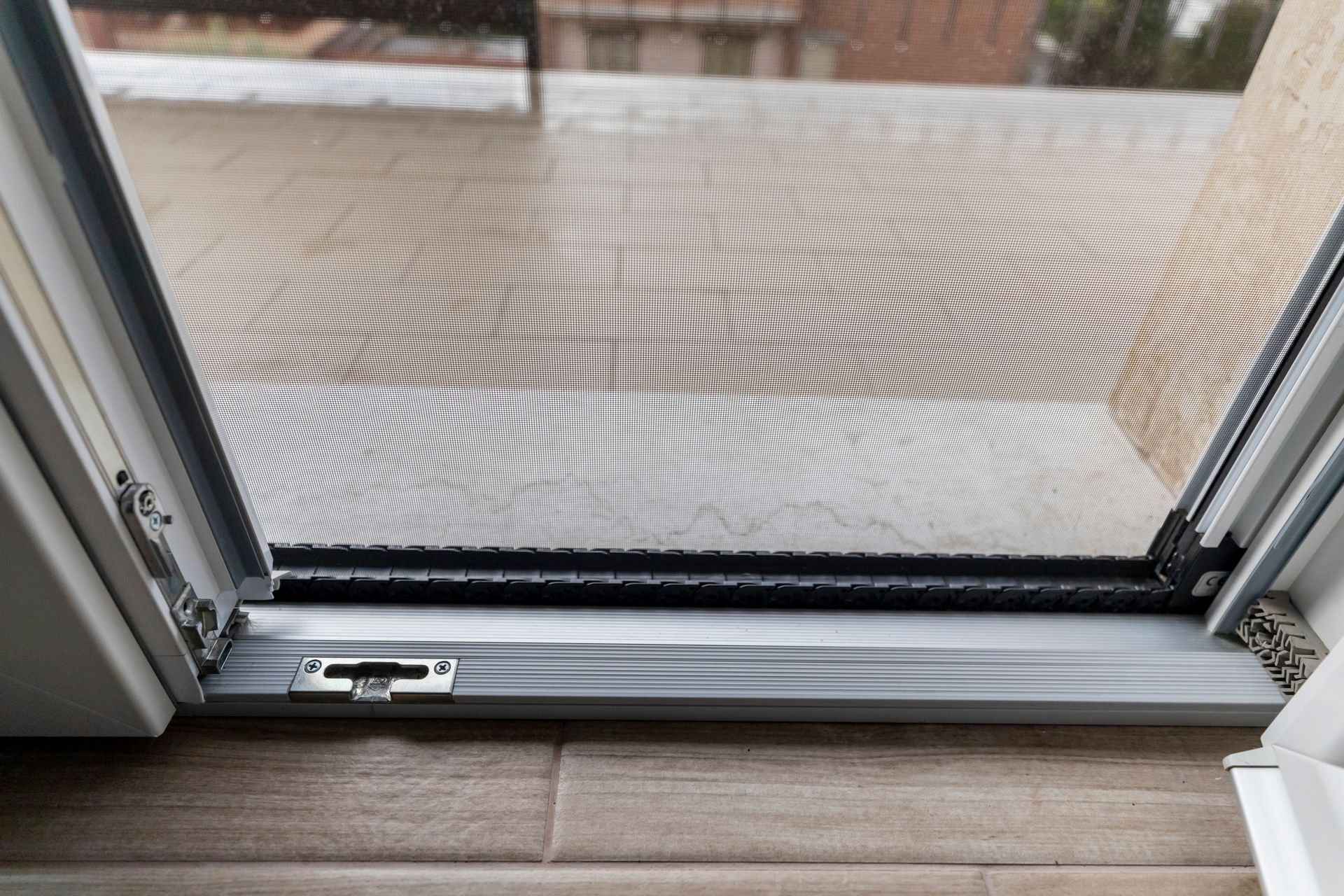 dettaglio zanzariera porta finestra in pvc