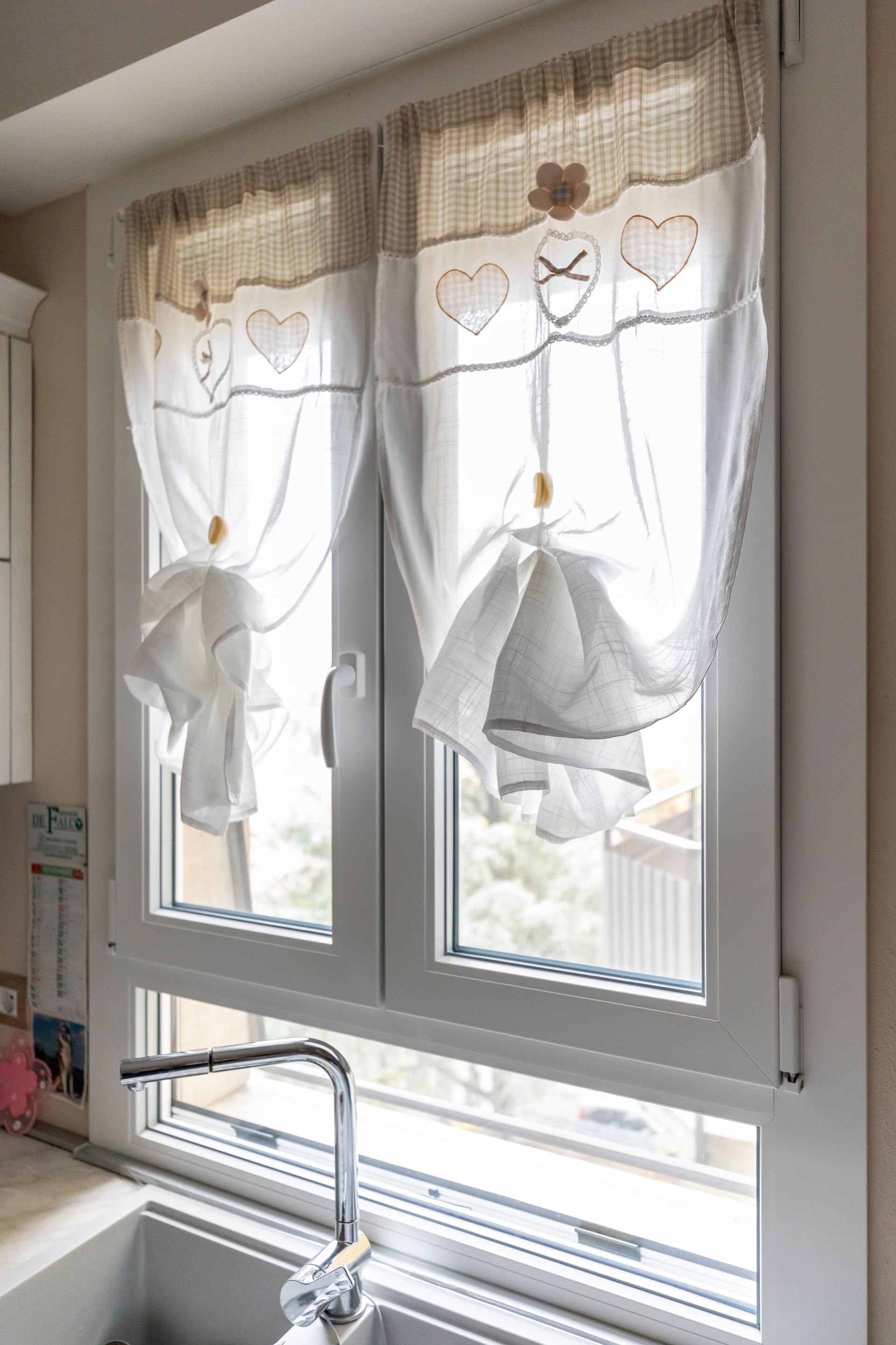 finestra chiusa con tendine