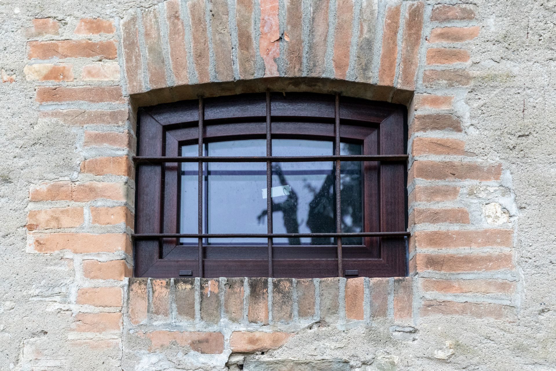 finestra piccola con grata