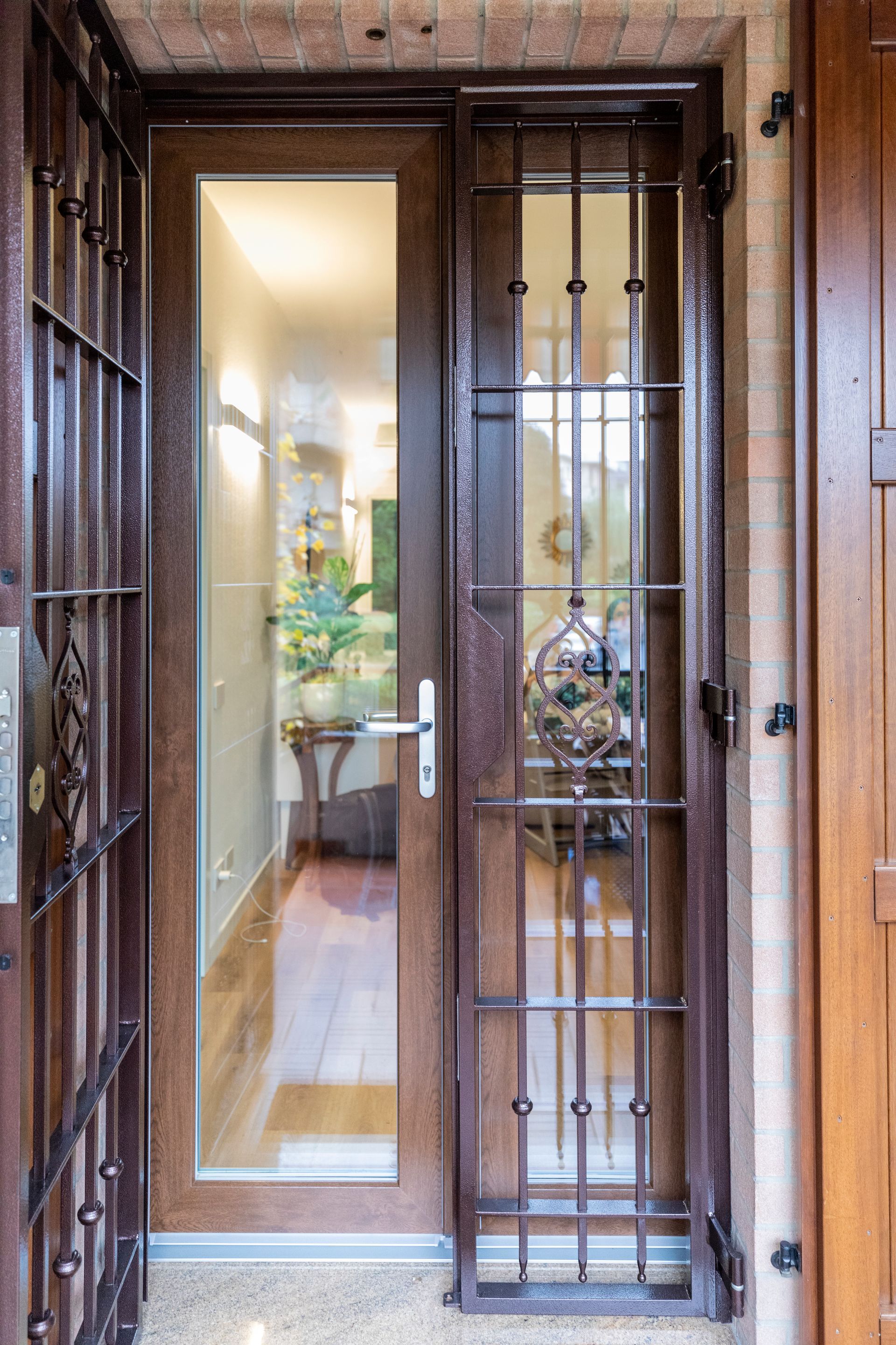 porta finestra in legno con grata aperta