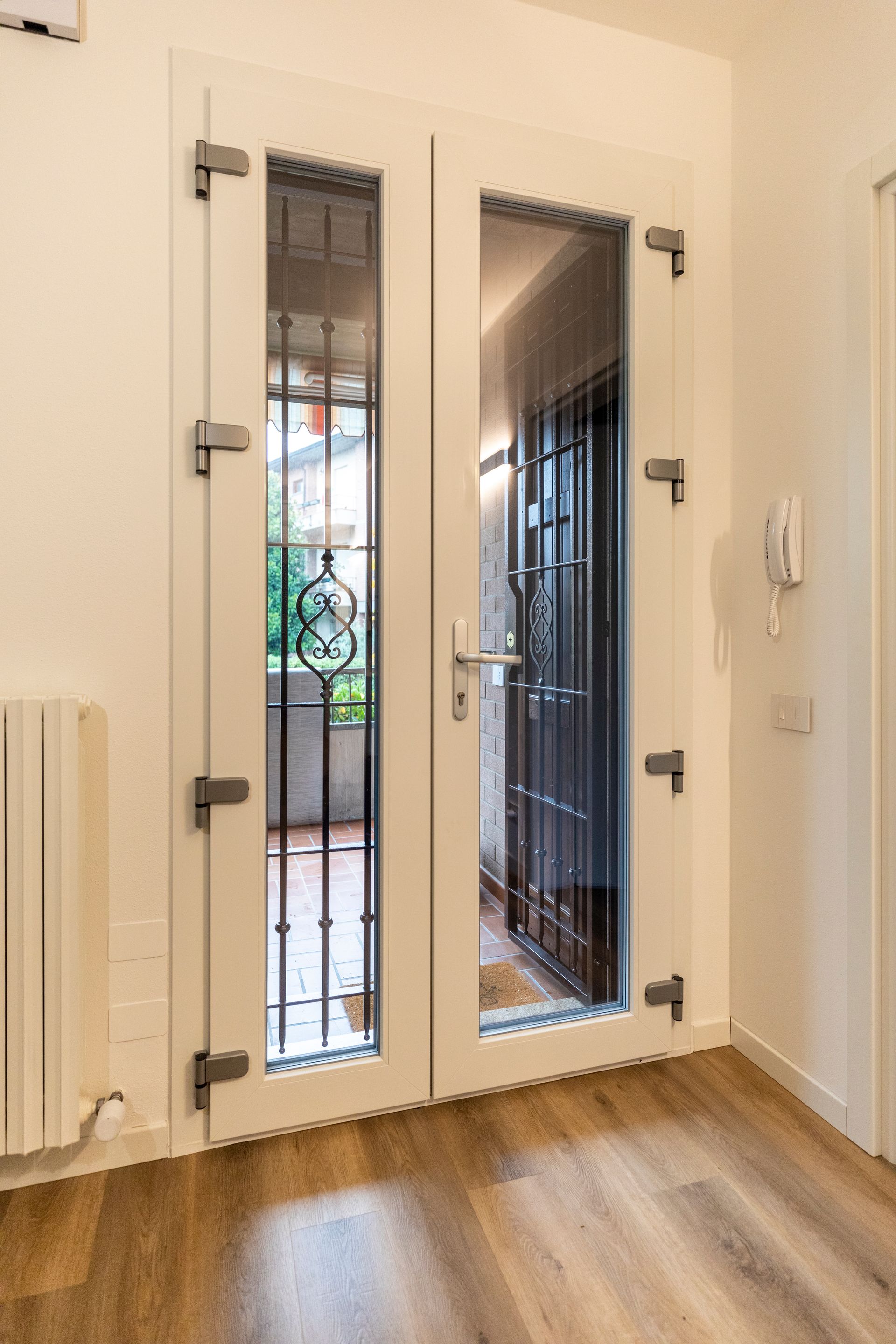 porta finestre con grata aperta