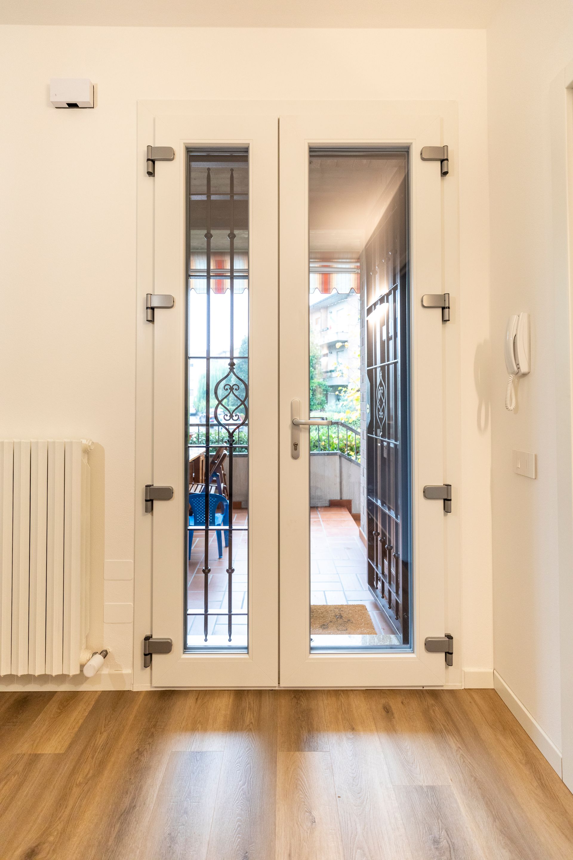 porta finestre con grata aperta