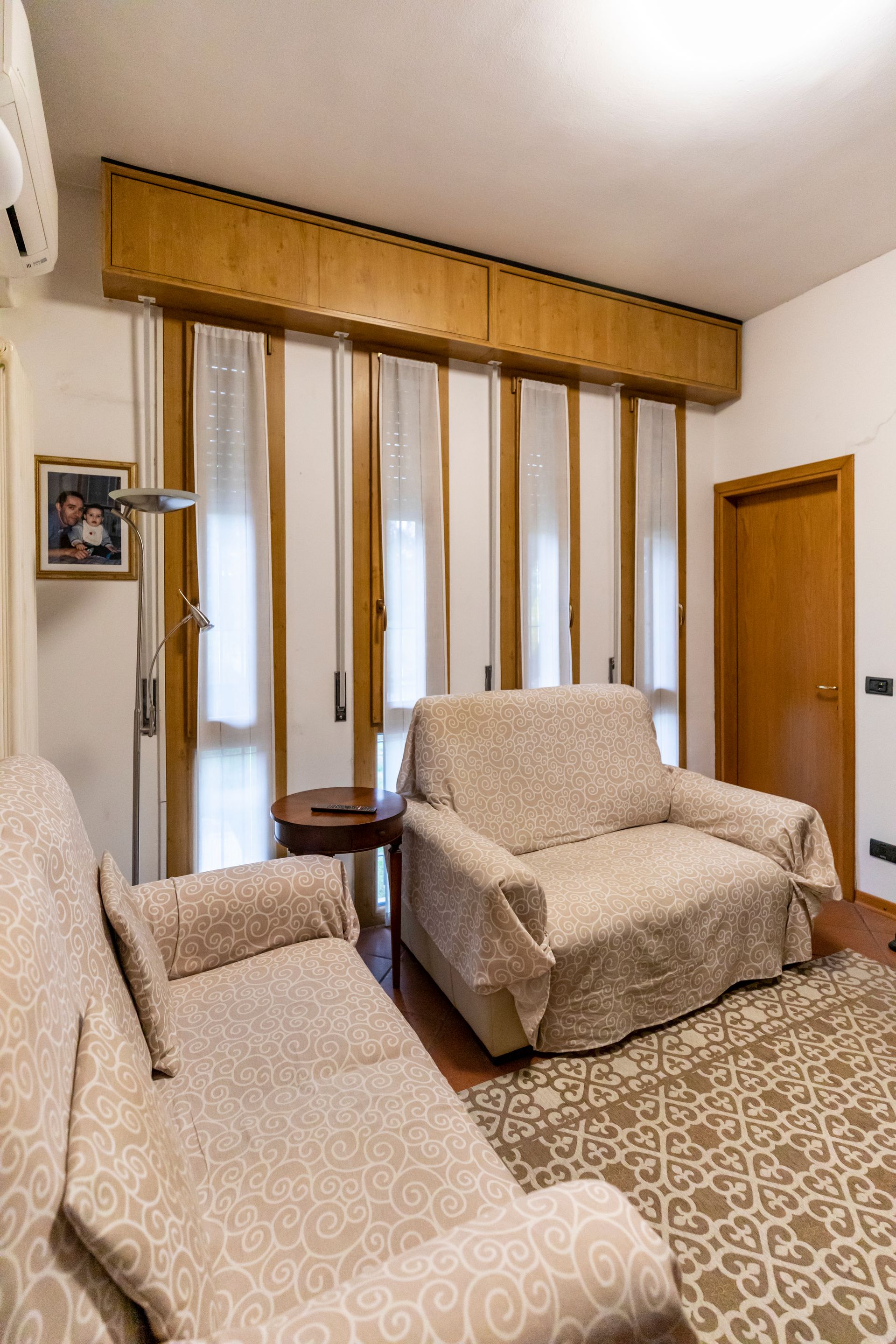 soggiorno con divani e finestre slim