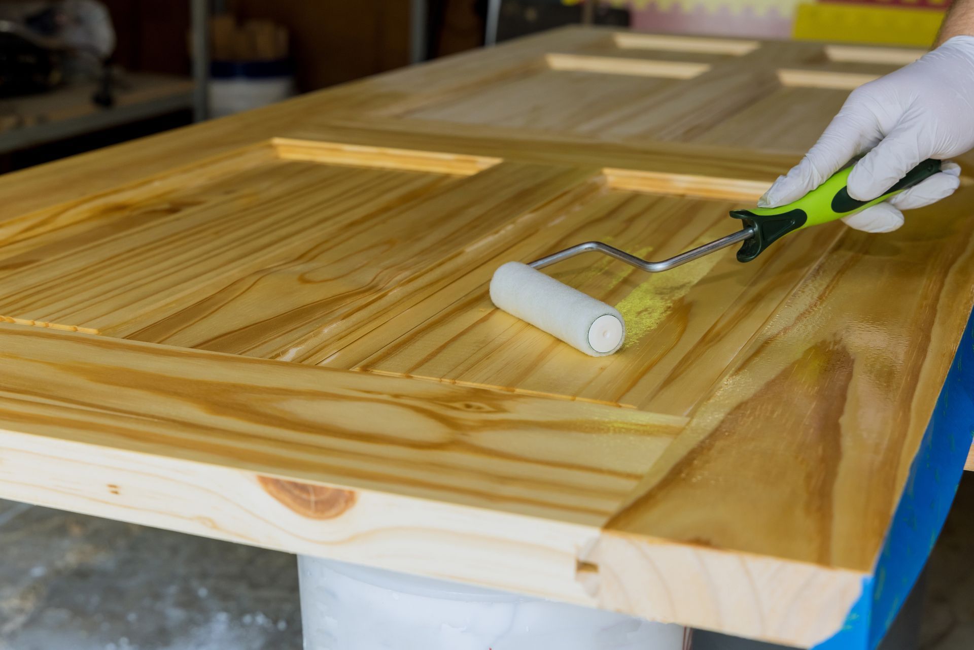 riverniciatura di una porta