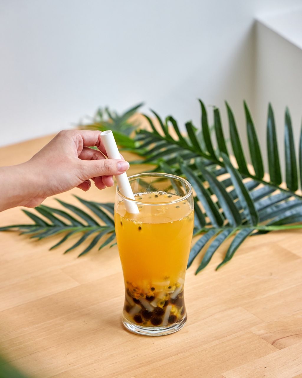 Virnova 竹好吸的竹纖維紙吸管搭配珍珠水果茶使用，白色粗吸管適合手搖飲、珍珠飲品與外帶飲料，呈現環保紙吸管兼具實用性與自然質感。