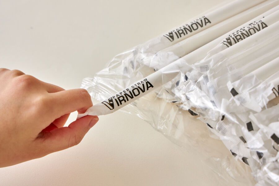 畫面呈現 Virnova 竹好吸的竹纖維紙吸管的白色獨立紙包裝與品牌 Logo 印刷設計，適合咖啡店、飲料店、早餐店、手搖飲與外帶餐飲使用，兼顧質感、品牌識別與環保形象，展現客製化紙吸管在商用場景應用