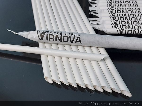 Virnova 竹好吸的白色竹纖維紙吸管與獨立包裝展示，適合飲料店、咖啡店與外帶餐飲使用。