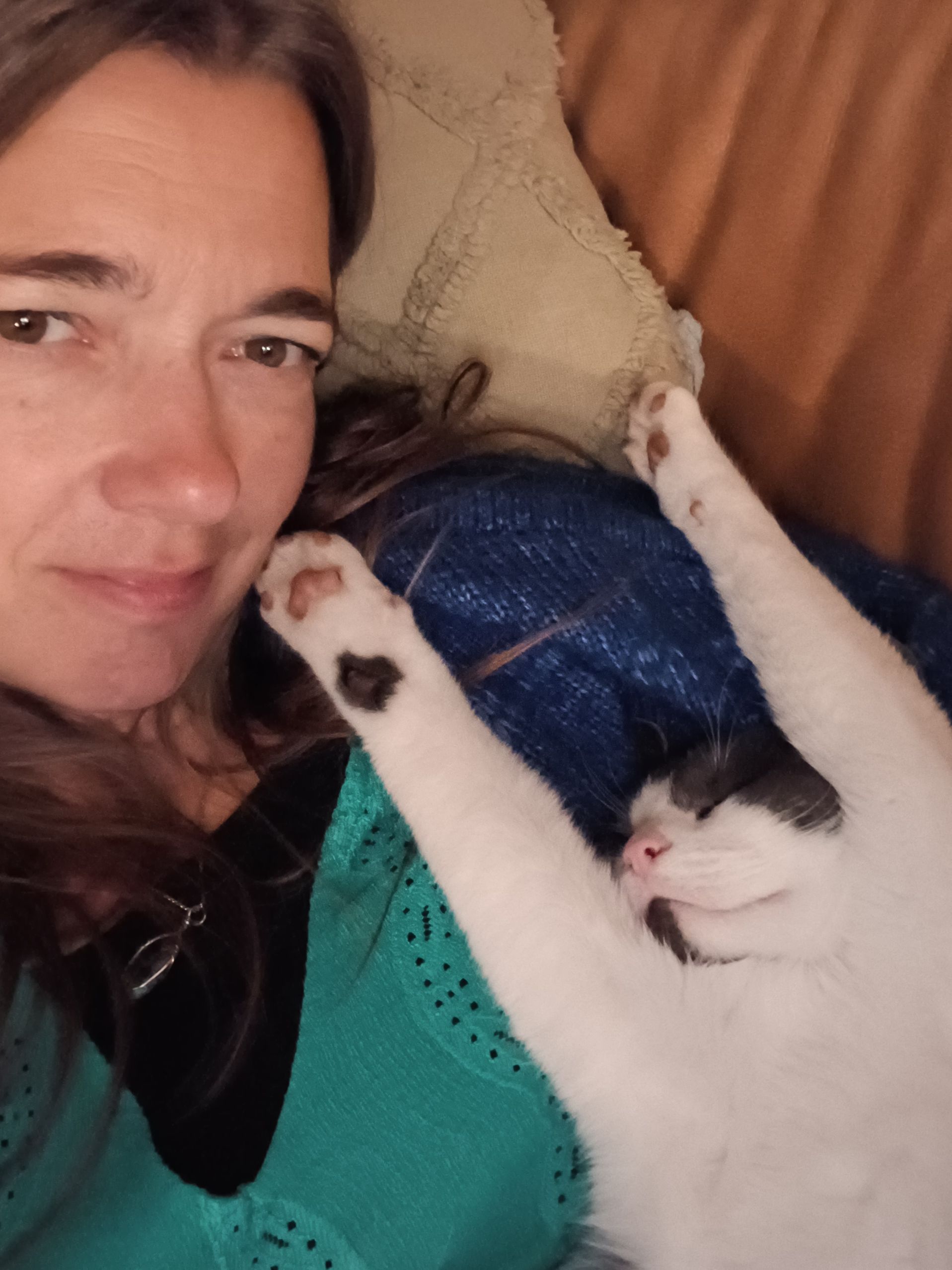 Dankbaar rusten met mijn lieve hulpbron Looney, mijn relaxte kater, spinnend tegen mij aan