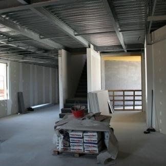 Magazzino con materiali edili