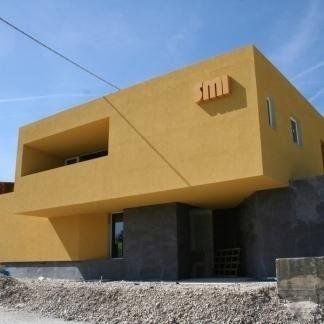 Esterno di un edificio con pareti gialle