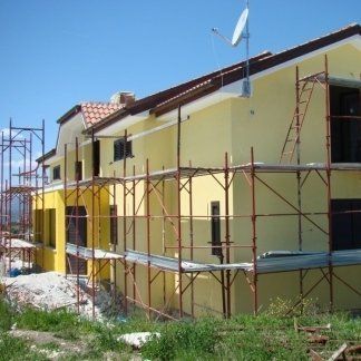 Un edificio giallo in costruzione