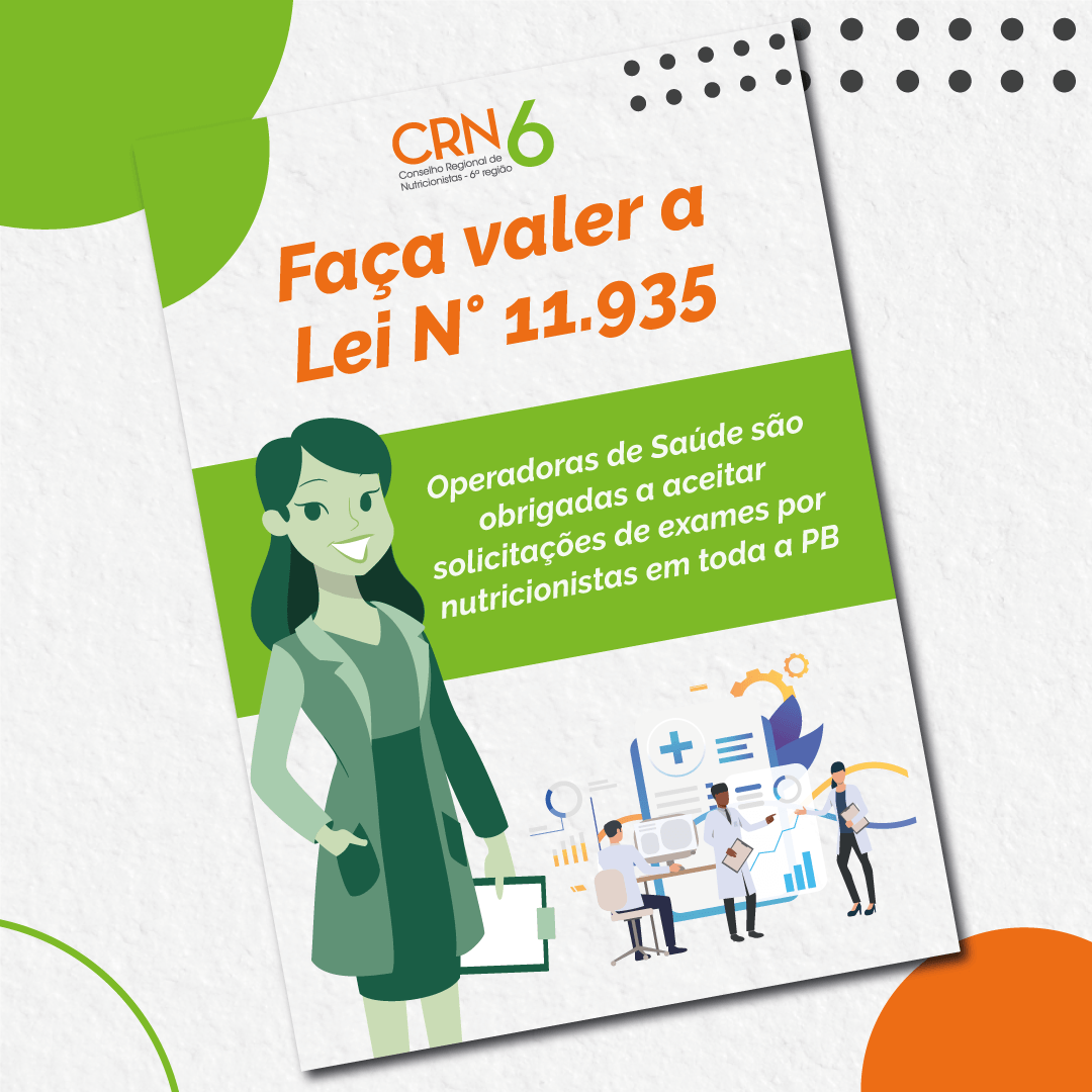 Uma mulher está parada na frente de um grupo de pessoas segurando uma prancheta.