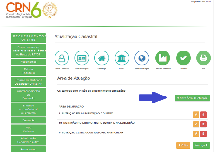 Uma captura de tela de um site com uma seta azul apontando para um botão.