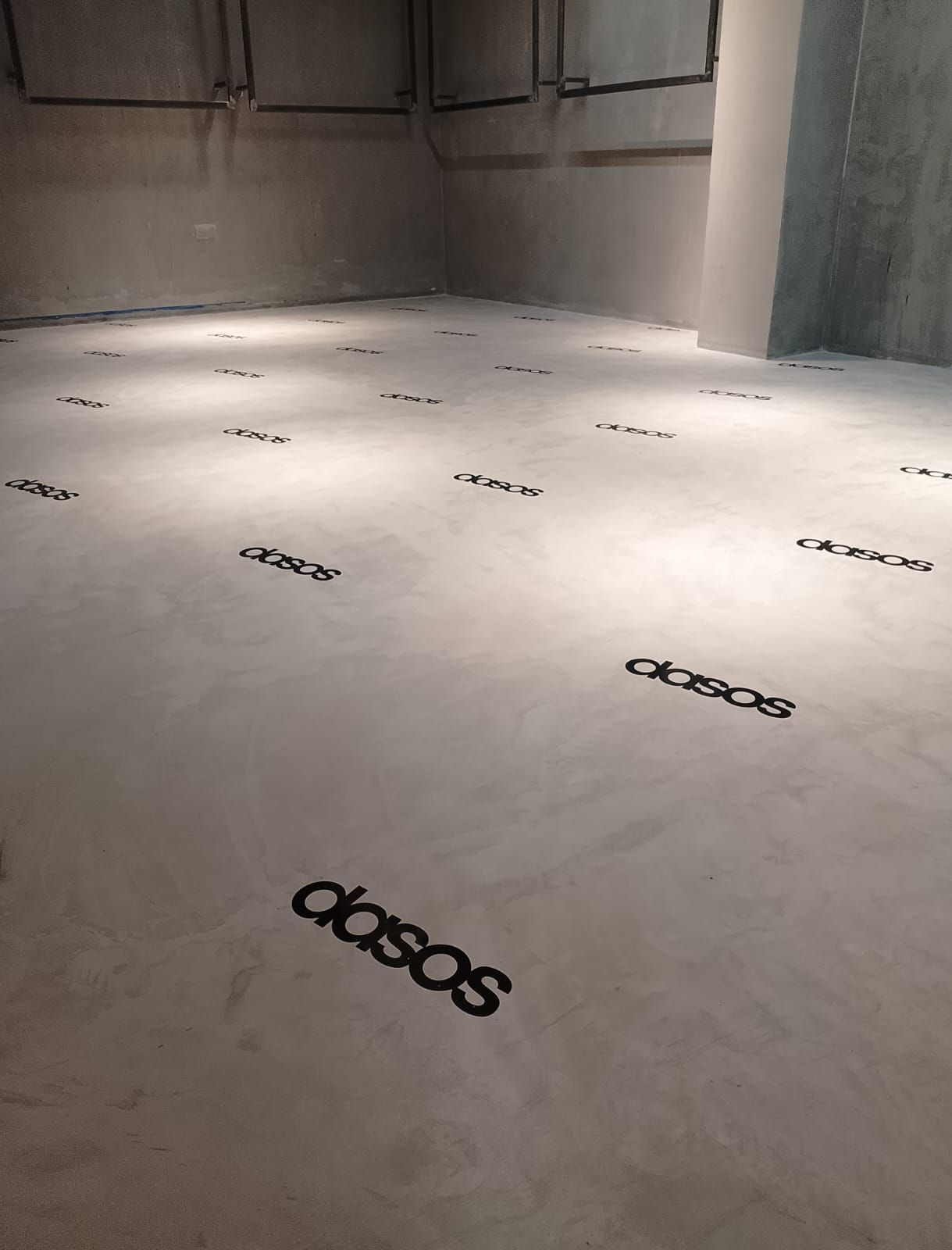 Habitación gris con el texto