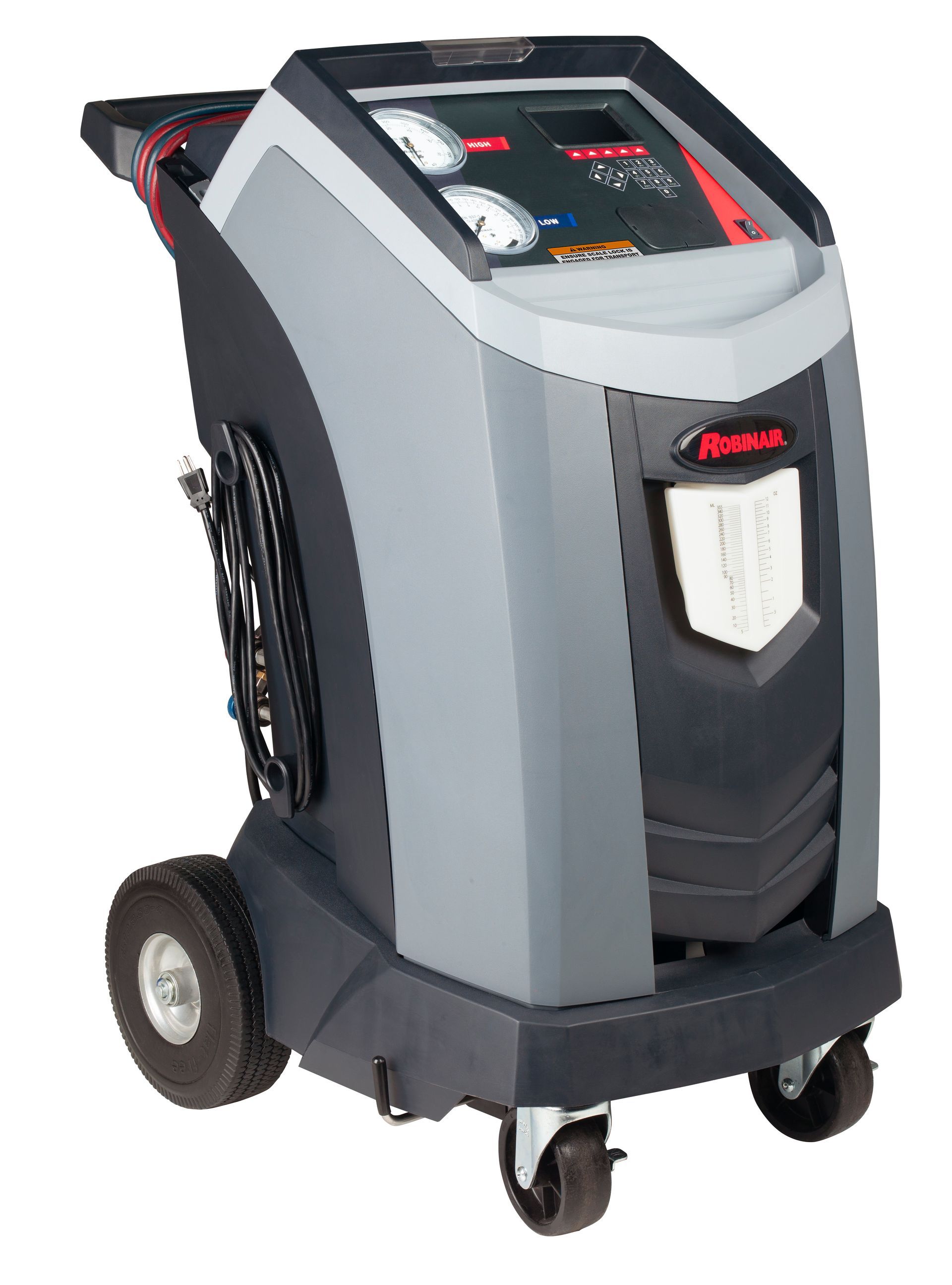 Voiture capot ouvert, branchée à une machine de service de climatisation.