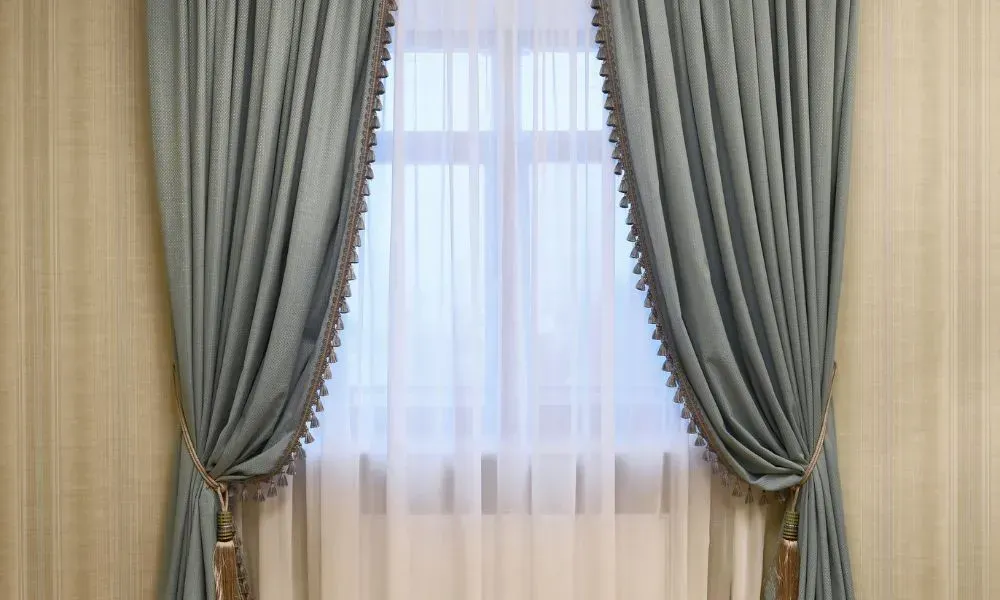 What Makes a Window Treatment Work for Both Styles