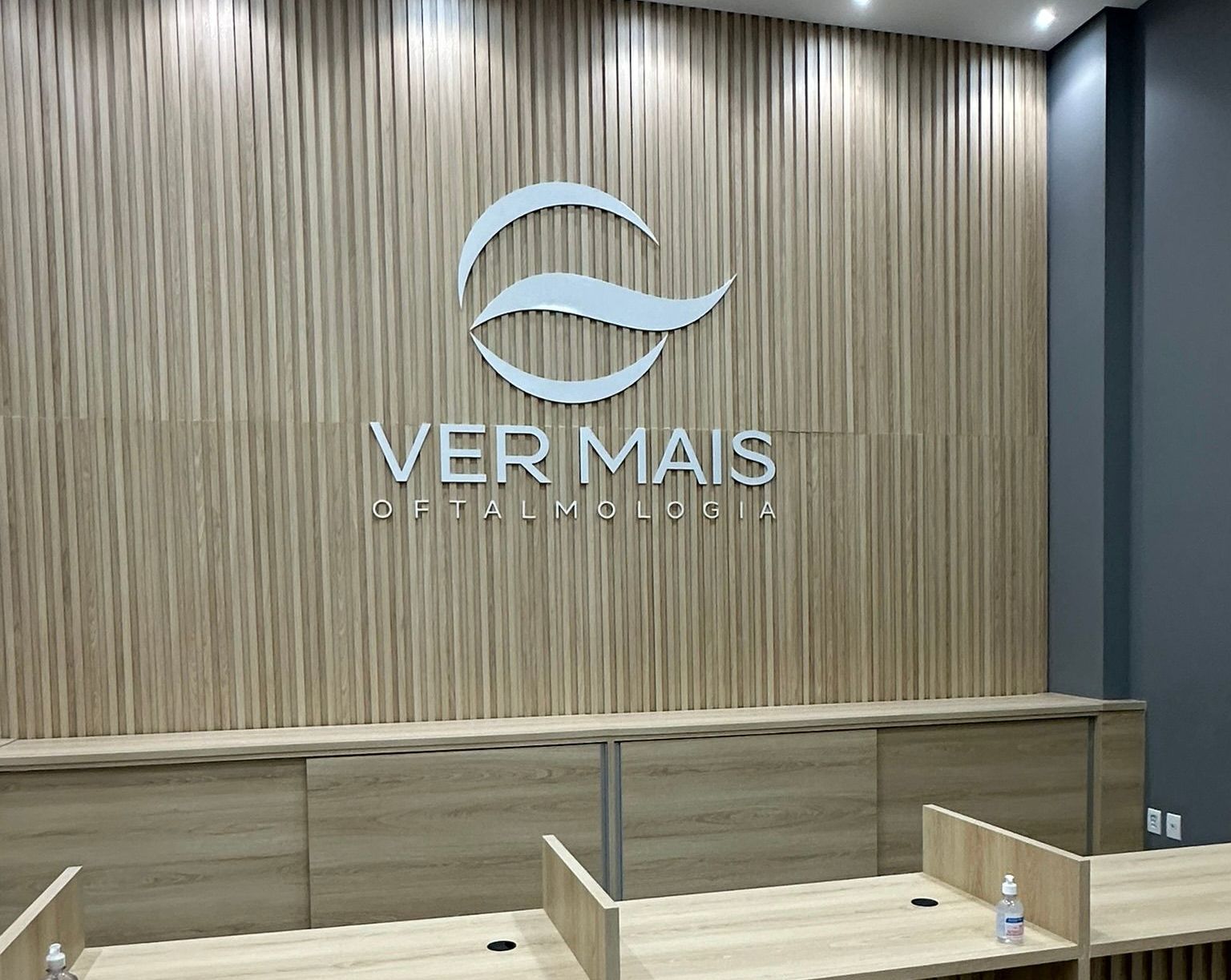 Parede com o logotipo 