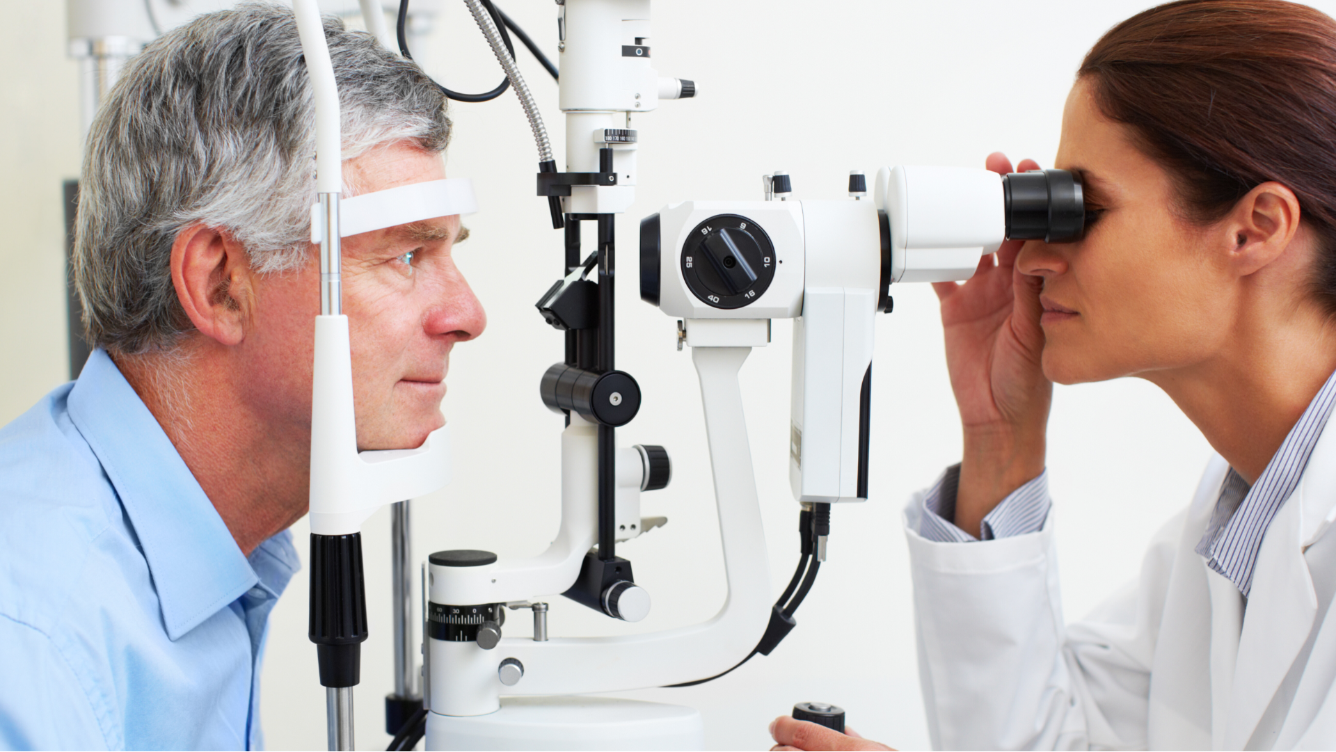 Optometrista examinando os olhos de um paciente em um consultório.