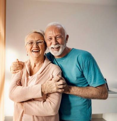Um homem e uma mulher estão posando para uma foto juntos.