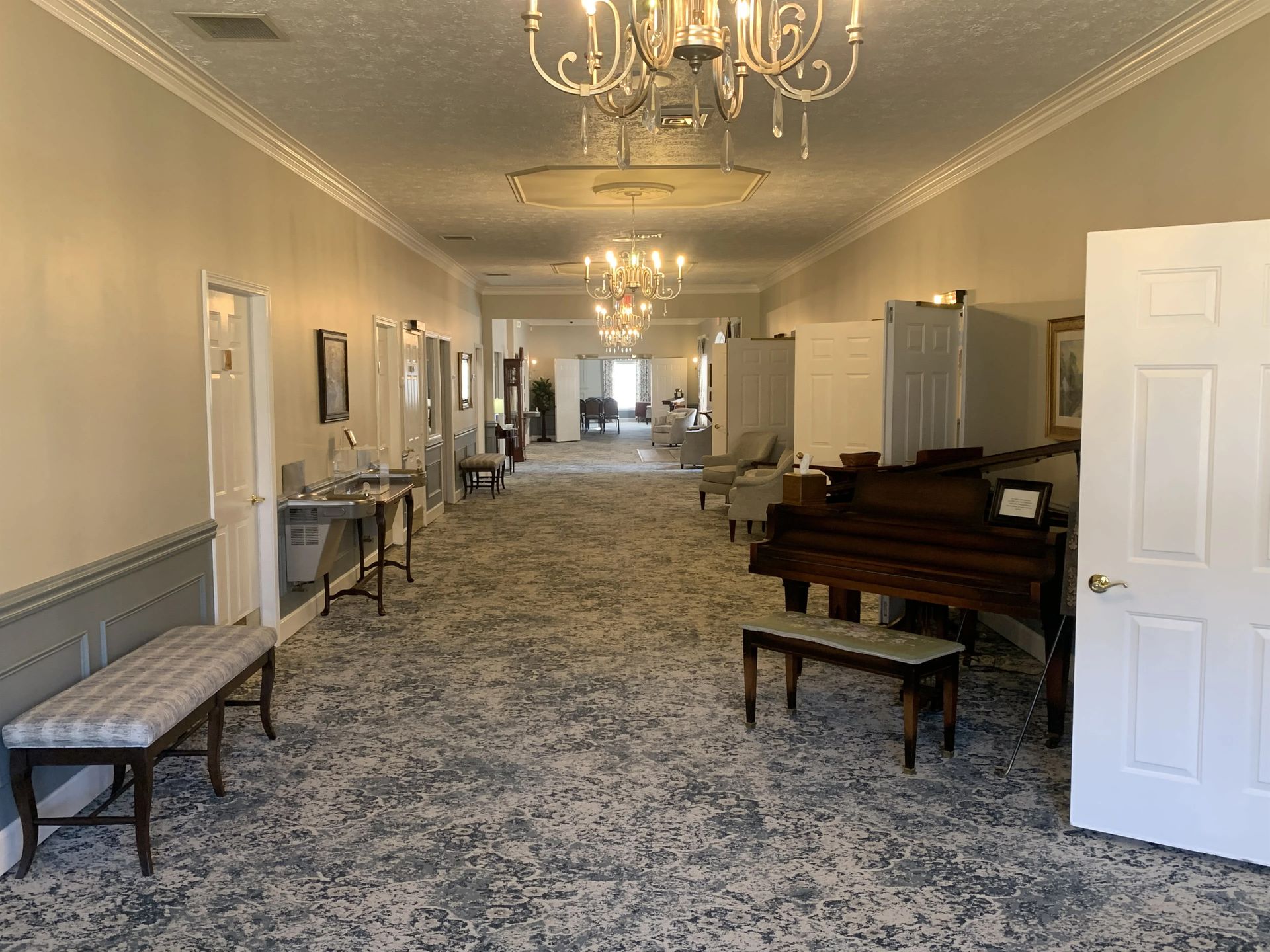 there is a piano in the middle of the hallway .