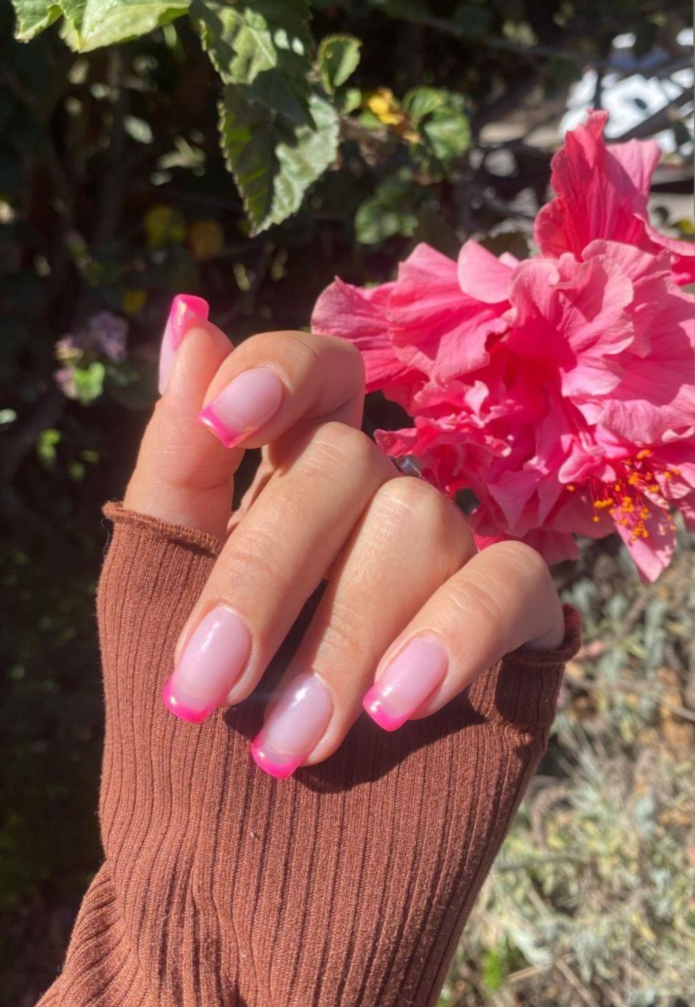 Manicure permanente, con una francesa en tono fucsia y un efecto tornasol
