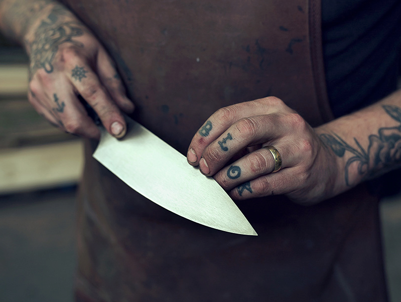 BEN EDMONDS' HAND-CRAFTED BLOK KNIVES FUSE CARBON STEEL WITH WOOD