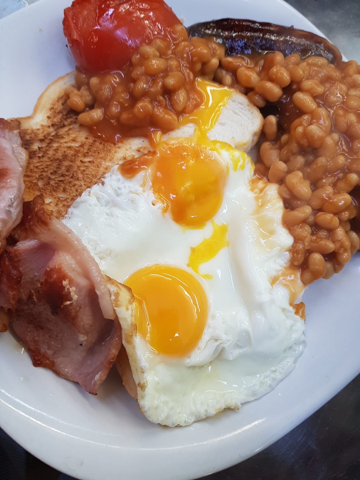 english breakfast: Fried eggs, sausages,baked beans,mushrooms,grilled tomatoea,toast and butterFull