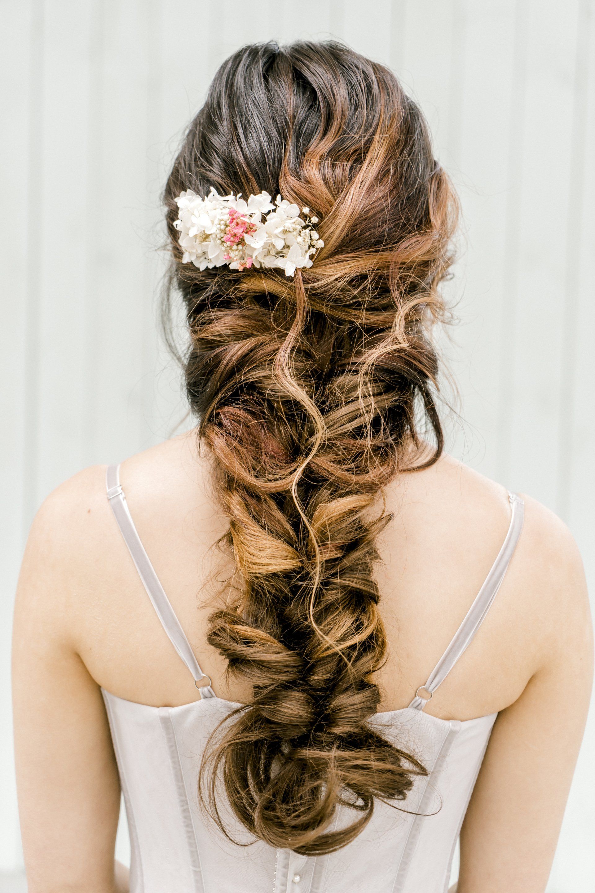 Bruidskapsel met haaraccessoire