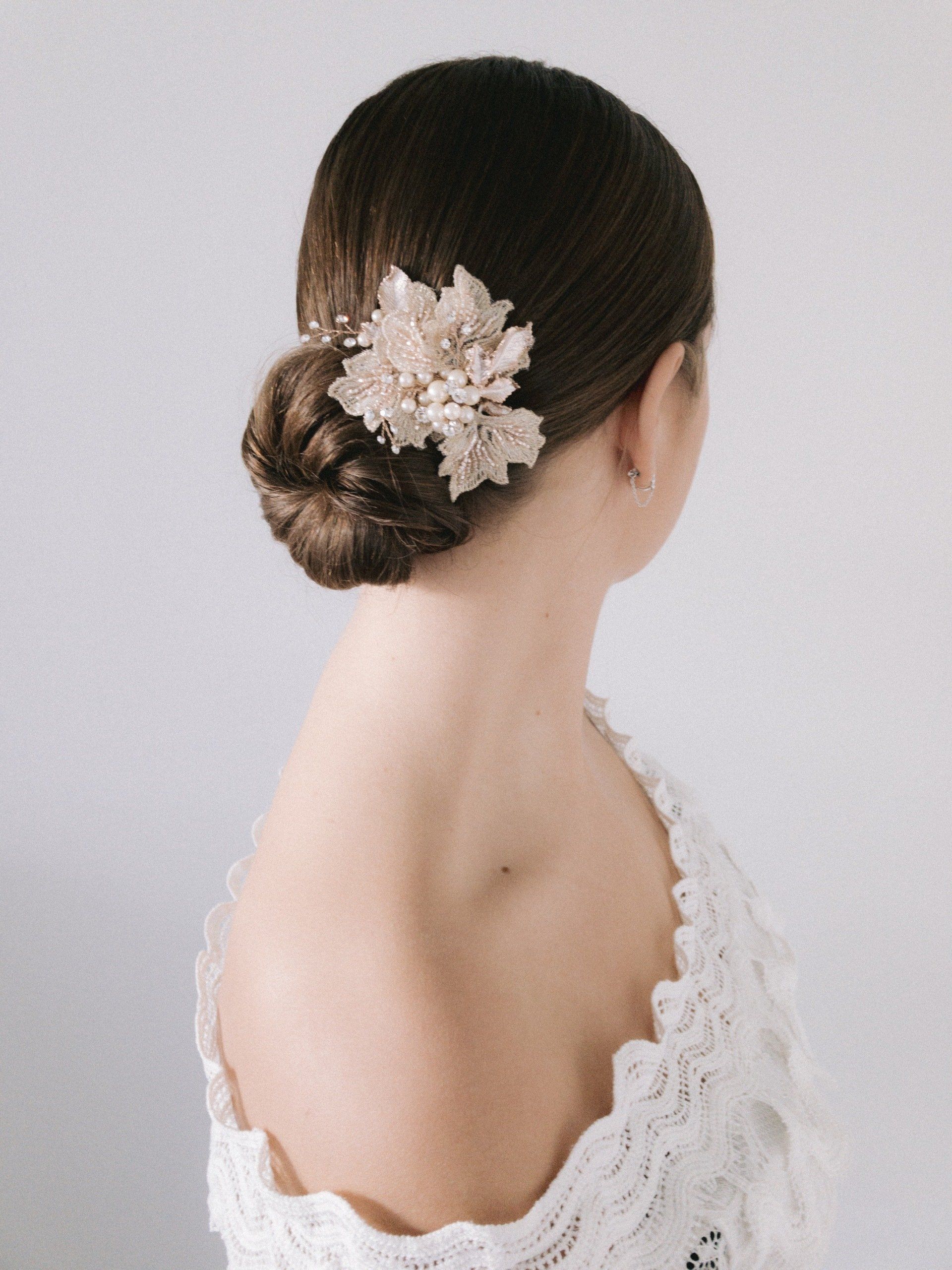 Opsteekkapsel met accessoire the beautiful bride shop