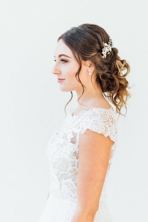 Bruidskapsel met haaraccessoire