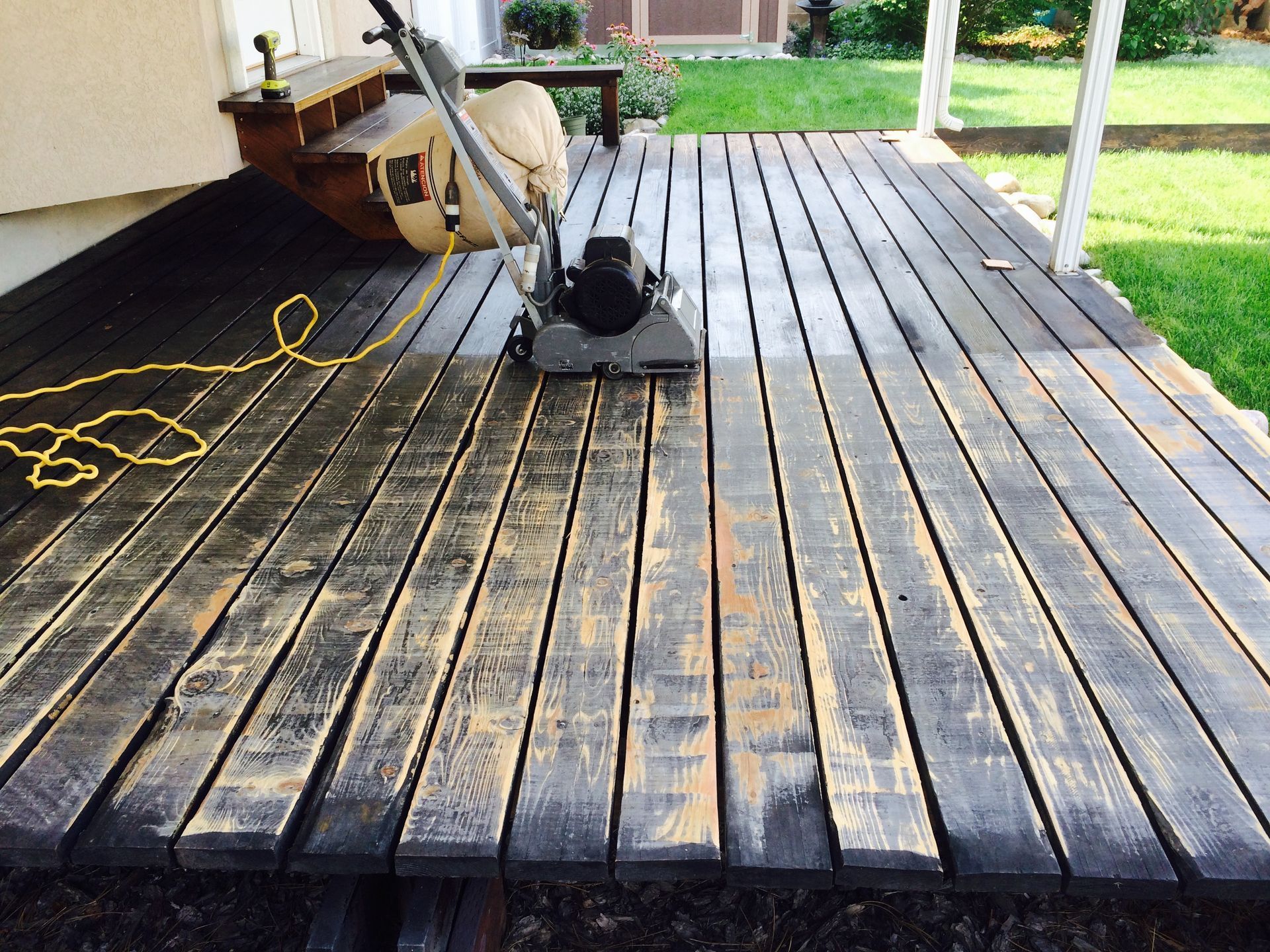 a vacuum cleaner is sitting on a wooden deck