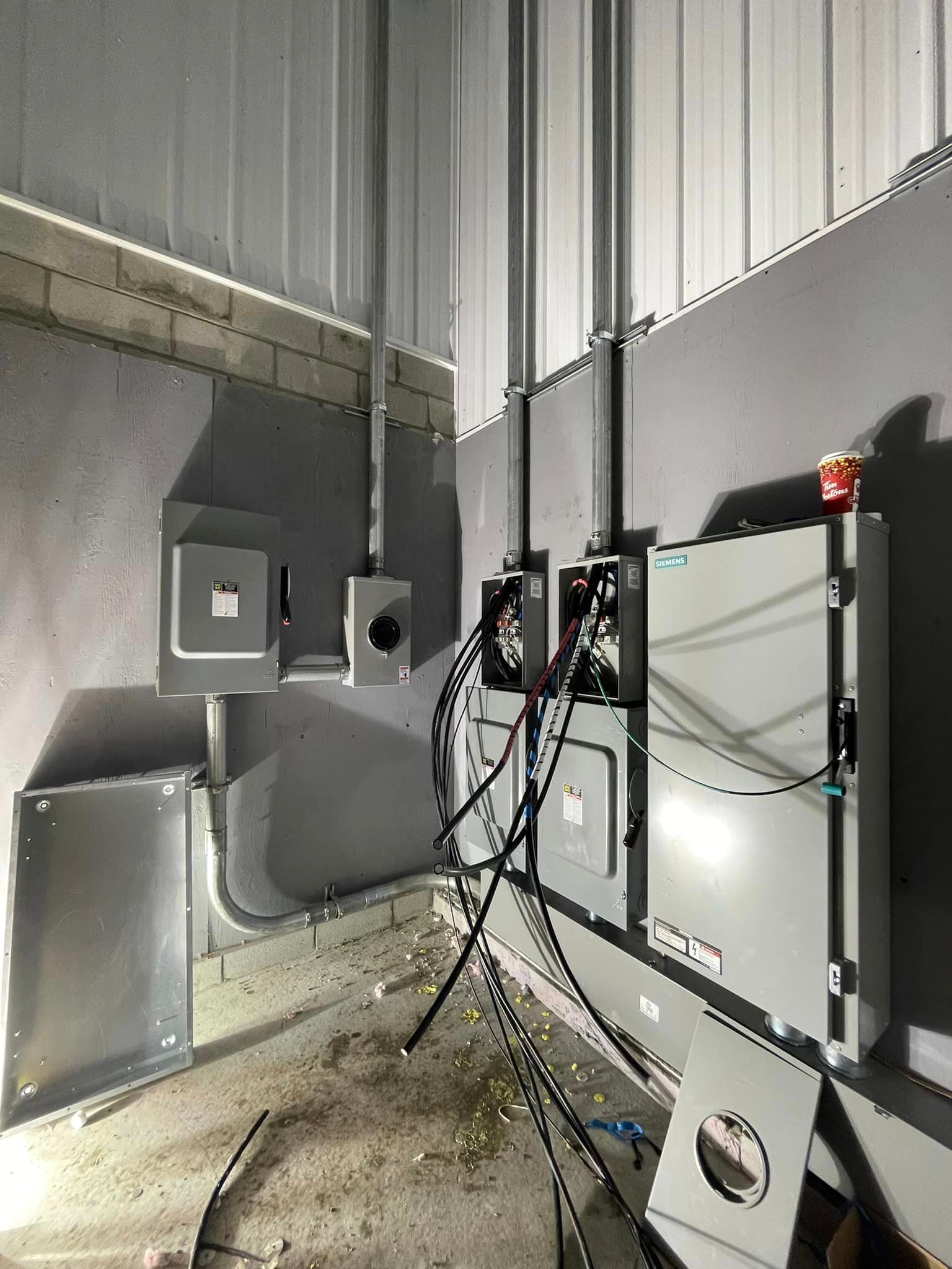 Une pièce avec beaucoup de boîtes électriques sur le mur.