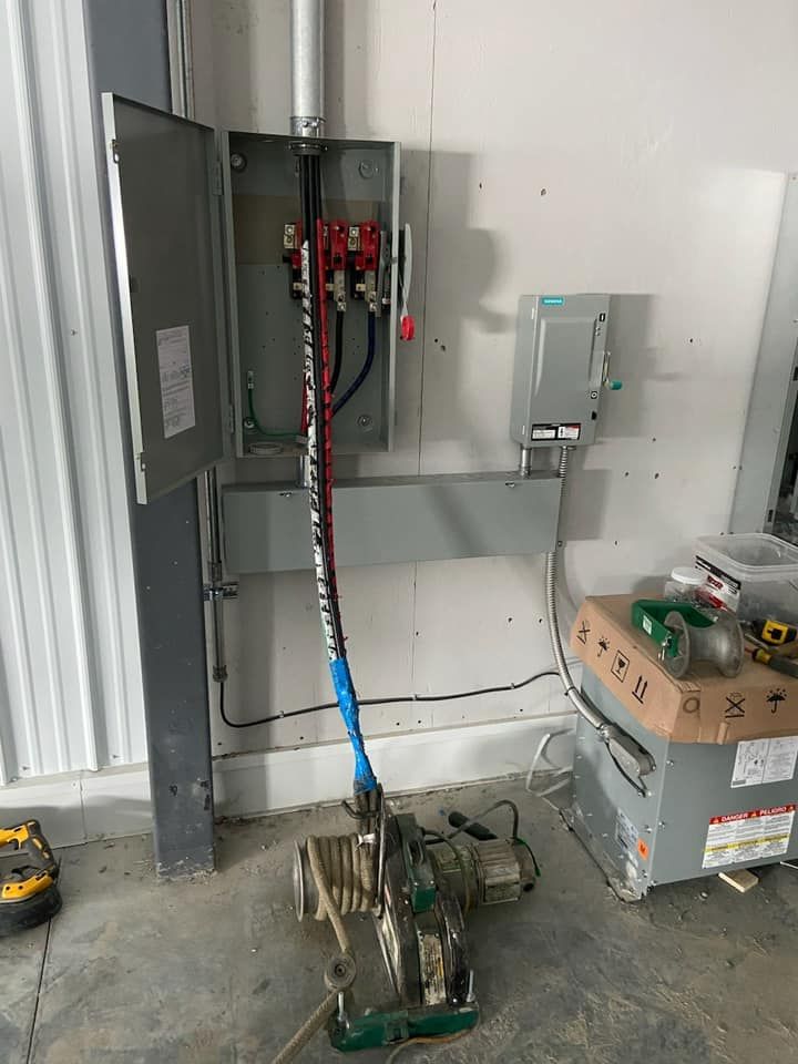 Une machine est posée sur le sol à côté d'une boîte dans une pièce.