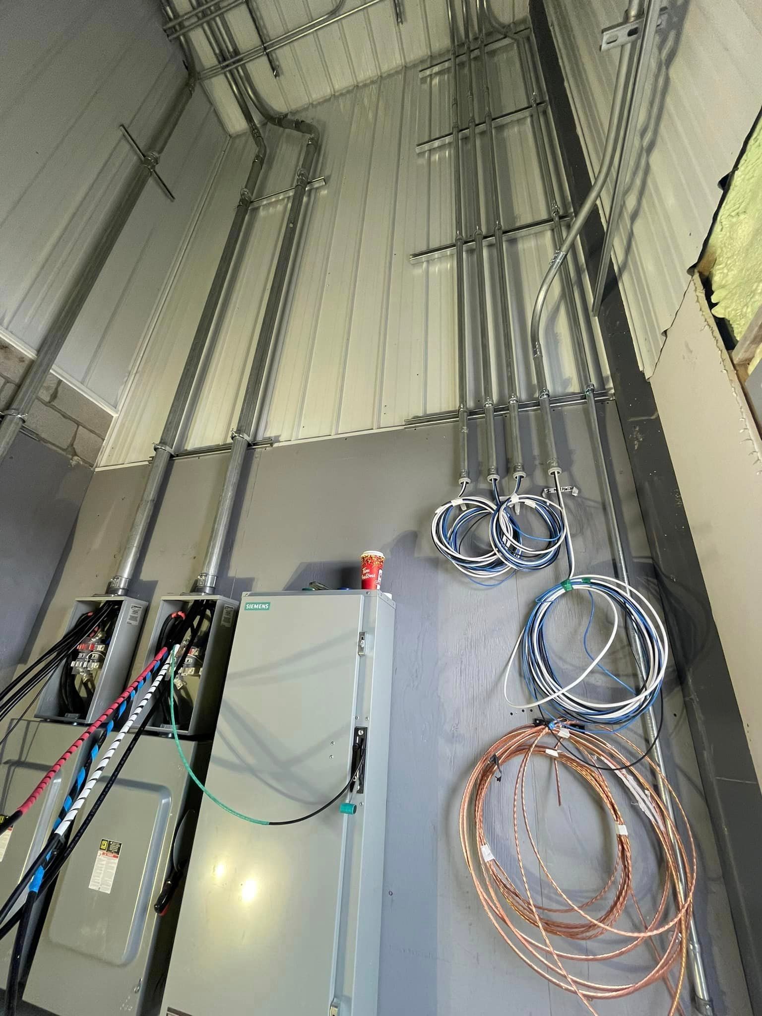 Un tas de fils pendent du plafond d'un bâtiment.