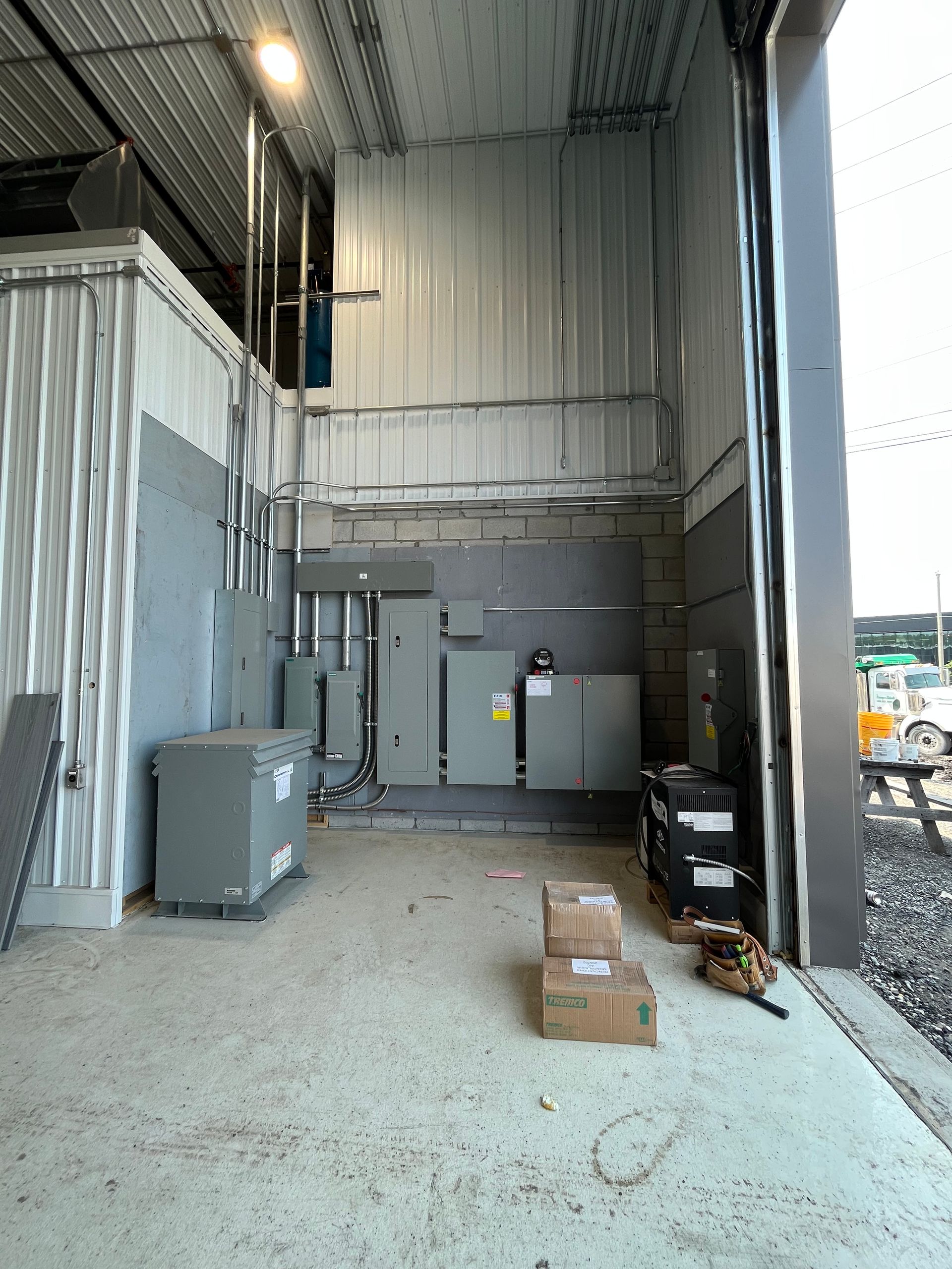 Un entrepôt avec beaucoup de cartons sur le sol