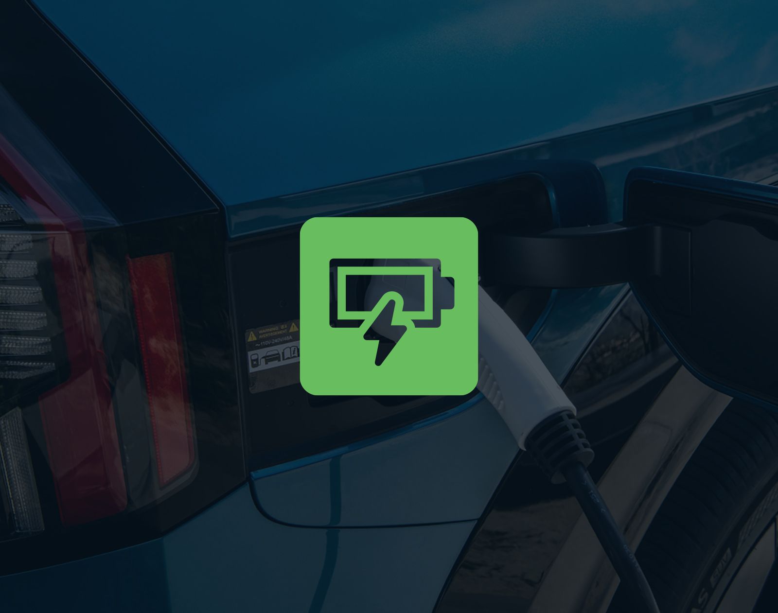 Ícone verde de carregamento sobre o interior do carro com cabo conectado a um dispositivo