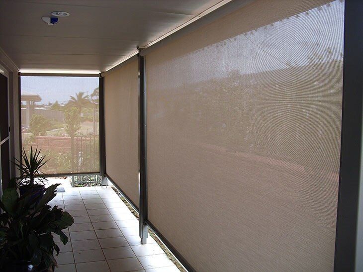 patio area with beige outdoor blinds