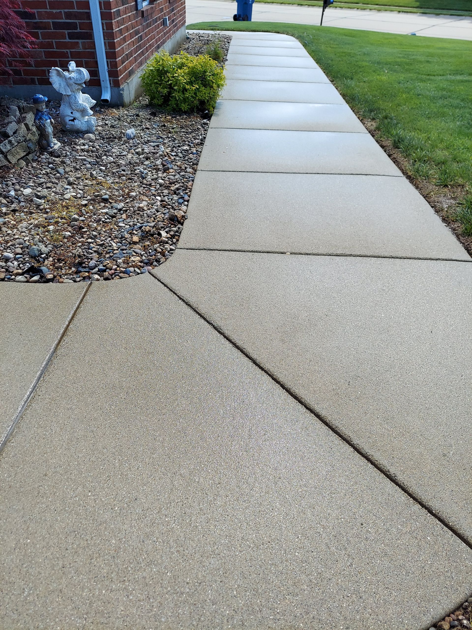 Professional concrete walkway cleaning and pressure washing results in Belleville, IL by SprytNa.