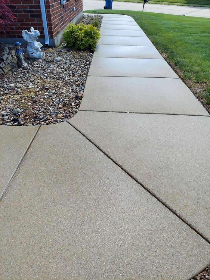 Professional concrete walkway cleaning and pressure washing results in Belleville, IL by SprytNa.